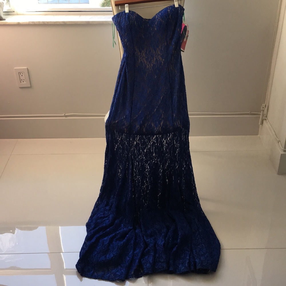 Long dress in lace